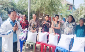 ណុប ប៊ុនហ៊រ ជំនួយការសម្ដេចអគ្គមហាសេនាបតីតេជោ ហ៊ុន សែន បានអញ្ជើញចុះសួរសុខទុក្ខបងប្អូនប្រជាពលរដ្ឋ និងនាំយកអំណោយមនុស្សធម៌មួយចំនួនមកចែកជូនដោយផ្ទាល់ ដល់ប្រជាពលរដ្ឋដែលកំពុងជួបការលំបាក នៅភូមិរកា ឃុំស្នោរ ស្រុកព្រៃកប្បាស ខេត្តតាកែវ។