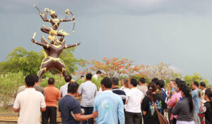 «ព្រះវិស្ណុផ្លែងសរគង់លើគ្រុឌ» ត្រឡប់មកកាន់ទីតាំងដើមវិញនៅរង្វង់មូលមុខវិទ្យាល័យសម្តេចឪក្នុងខេត្តសៀមរាប បន្ទាប់ពីតម្កល់នៅខេត្តឧត្តរមានជ័យអស់រយៈពេលប្រមាណ១៦ឆ្នាំ។