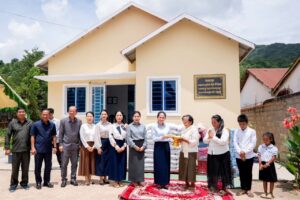 លោកជំទាវបណ្ឌិត ពេជ ចន្ទមុន្នី ហ៊ុនម៉ាណែត អញ្ជើញប្រគល់ផ្ទះថ្មី ចំនួន ៦ខ្នង ដែលជាអំណោយដ៏ថ្លៃថ្លារបស់ សម្តេចធិបតី និងលោកជំទាវបណ្ឌិតផ្ទាល់ ជូនដល់ក្រុមគ្រួសារនៃវីរកងទ័ពពលី រស់នៅក្នុងទឹកដីខេត្តតាកែវ។